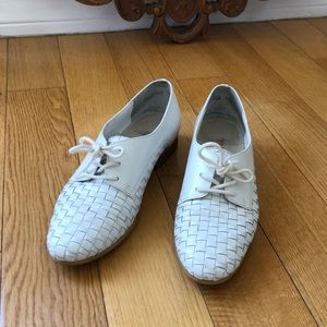 White Trotters Size 7N